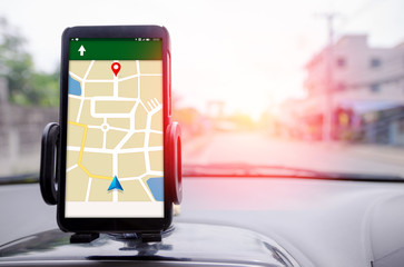 Smartphone mit einer Karte zur Navigation auf einer Autokonsole