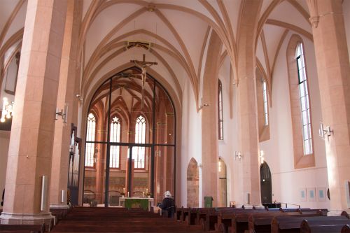 Kircheninnenraum mit SÃ¤ulen und einem Teil der Kuppel